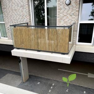 Glazen balkon met rietmat